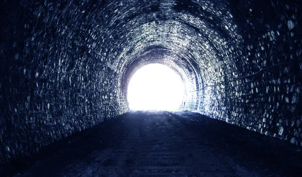 Luz Dia Brilhante Final Velho Túnel Escuro Pedra Conceito Para — Fotografia de Stock