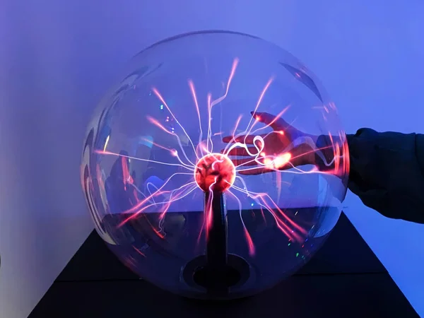 El, plazma tesla sihirli topuna dokunur..