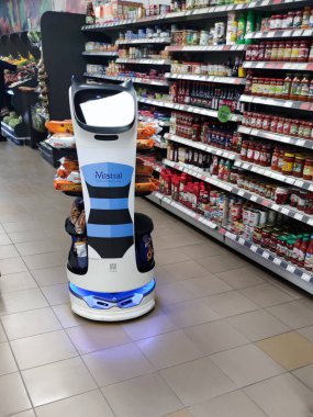 Varna, Bulgaristan - 14 Temmuz 2023: mağazadaki robot kedi rafların arasında hareket ediyor ve ürünler sunuyor