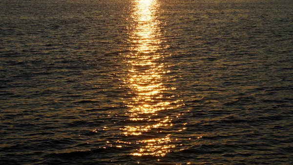 Оранжевый Закат Солнца Отражается Поверхности Морской Воды — стоковое фото