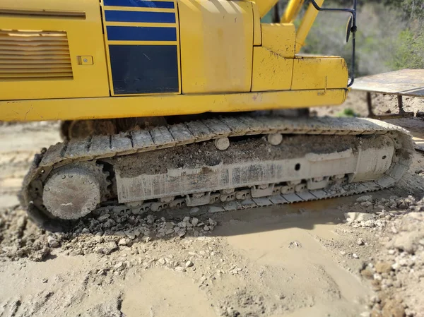 爬行式挖掘机接近建筑工地 — 图库照片