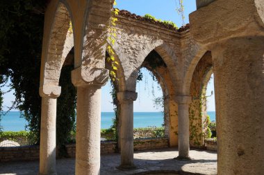 Bulgaristan 'ın Balchik kentindeki Romanya Kraliçesi Mary' nin sarayında denize bakan eski taş teras.