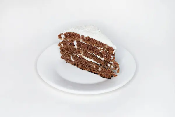 Kawałek Ciasta Czekoladowego Kremem Białym Talerzu Zbliżenie — Zdjęcie stockowe