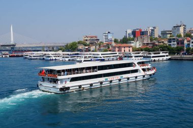 İstanbul, Türkiye - 12 Temmuz 2023: Boğazdaki yolcu feribotu, üst manzara