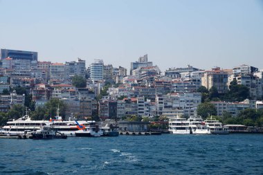 İstanbul, Türkiye - 13 Temmuz 2023: İstanbul 'daki İstanbul rıhtımındaki yolcu feribotu