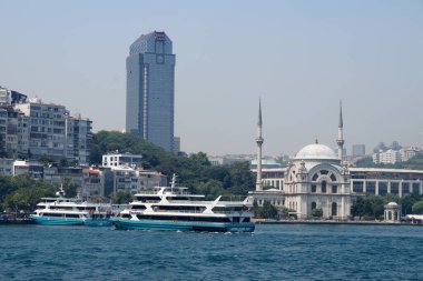 İstanbul, Türkiye - 13 Temmuz 2023: İstanbul 'daki İstanbul rıhtımındaki yolcu feribotu