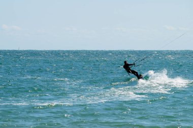 Varna, Bulgaristan - 19 Eylül 2020: bir adam paraşütle denize açılır. Kiting.