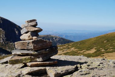 Japon taş piramidi dağın tepesinde, denge konsepti.