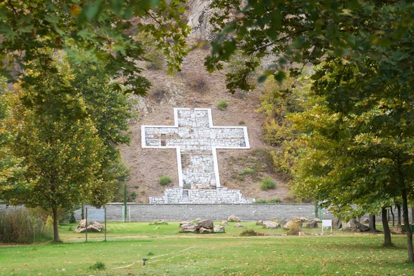 Bulgaristan 'ın Rupite kasabasındaki Kâhin Vanga' nın evinde haç şeklinde taş merdiven..