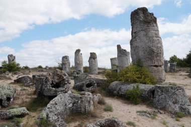 Bulgaristan 'daki doğal parktaki antik taş sütunlar Kırık Taşlar.