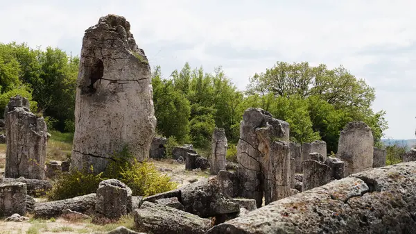 Bulgaristan 'daki doğal parktaki antik taş sütunlar Kırık Taşlar.