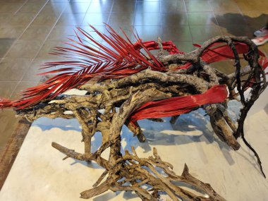 Kurumuş çiçeklerden ve kırmızı dallardan Japon ikebana.