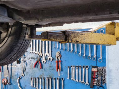 Asansörlü ve duvara monte edilmiş araçlarla otomotiv atölyesi.