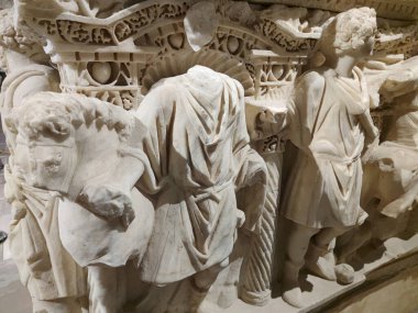 Türkiye 'nin antik Bizans kenti Hierapolis, Pamukkale' de heykelleri olan mermer lahit.