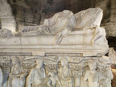 Türkiye 'nin antik Bizans kenti Hierapolis, Pamukkale' de heykelleri olan mermer lahit.