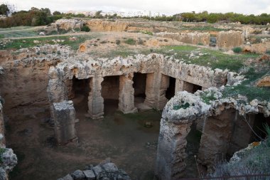Paphos 'taki kraliyet mezarları, sütunları olan bir odanın kalıntıları..