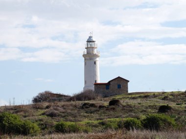 Paphos arkeoloji parkında aktif eski deniz feneri.