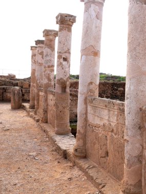 Kato Paphos Arkeoloji Parkı, antik bir tapınağın sütunları..