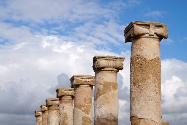 Kato Paphos arkeoloji parkında gökyüzüne karşı antik tapınak sütunlarının üst kısmı..