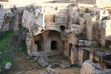 Kıbrıs 'ın Paphos kentindeki antik kraliyet mezarlığının kalıntıları.