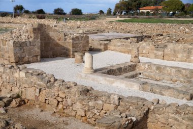 Kıbrıs 'ın Paphos kentindeki tarihi parktaki antik bir tapınağın kalıntıları.