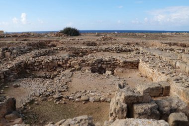 Kıbrıs 'ın Paphos kentindeki tarihi parktaki antik bir tapınağın kalıntıları.
