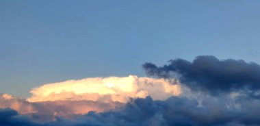 güneşli fırtına bulutları, boşluğu kopyalayın.