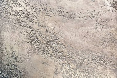 Gri arkaplan için dekoratif alçı travertine yakın plan.