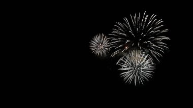 Siyah gökyüzünde beyaz havai fişekler, boşluğu kopyala.