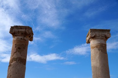 Kıbrıs, Paphos 'taki antik bir tapınağın sütunları bulutlu bir gökyüzüne karşı.