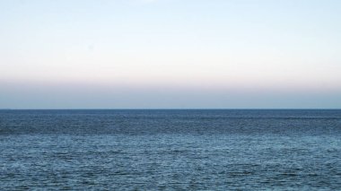 Açık deniz ufku. Mavi tonlarda doğal arka plan. Boşluğu kopyala.