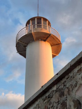 Gökyüzüne karşı iskele deniz feneri kulesi. Aşağıdan görüntüle.