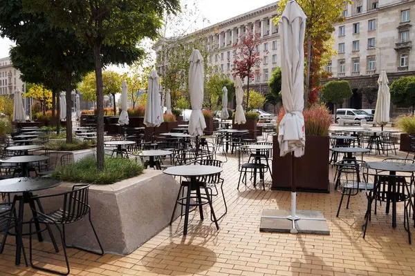 Sofya 'da sonbaharda boş bir sokak kafesi.