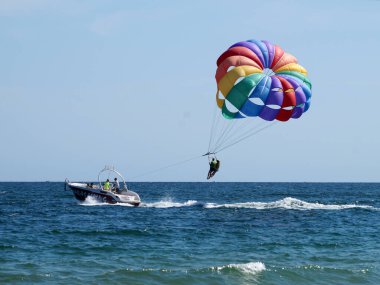 Varna, Bulgaristan - 20 Eylül 2021: Deniz üzerinde paraşütle uçan turistler. Parasailing.