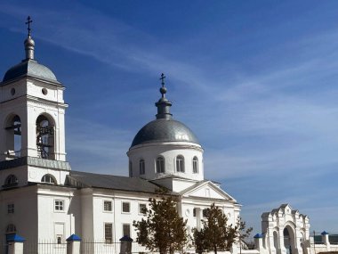 Tataristan, Rusya 'daki Ortodoks beyaz taş kilisesi güneşli gökyüzüne karşı.