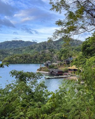 Lembeh Boğazı, Kuzey Sulawesi, Endonezya 'ya seyahat ve tüple dalış.