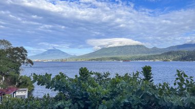 Lembeh Boğazı 'ndan Vulcano, Kuzey Sulawesi, Endonezya.