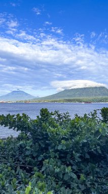 Lembeh Boğazı 'ndan Vulcano, Kuzey Sulawesi, Endonezya.