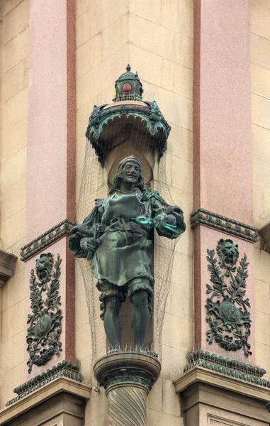 维也纳哥特式工人雕像的建筑细节 — 图库照片