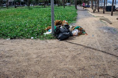 Çevre kirliliği, plastik ve ev çöpleriyle dolu sokaklar