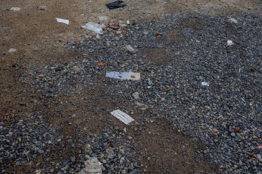 Çevre kirliliği, plastik ve ev çöpleriyle dolu sokaklar