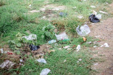 Çevre kirliliği, plastik ve ev çöpleriyle dolu sokaklar