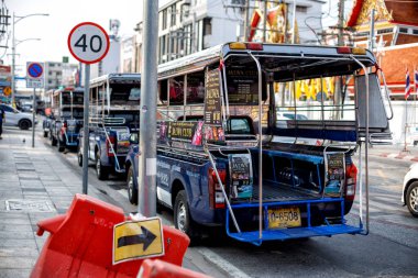 Tayland, Pattaya. 04.07.2025. Tuk-tuk 'lar turistleri bekliyor.