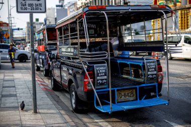 Tayland, Pattaya. 04.07.2025. Tuk-tuk 'lar turistleri bekliyor.