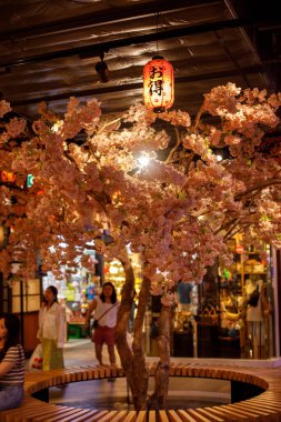 pattaya, Tayland. 03.21.2025. Sakura çiçekleri ve Japon fenerleri Terminal 21 alışveriş merkezinde.