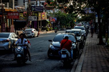 pattaya, Tayland. 03.22.2025.Gün batımında Pattaya sokaklarından biri