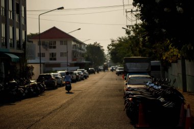 pattaya, Tayland. 03.22.2025.Gün batımında Pattaya sokaklarından biri
