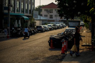 pattaya, Tayland. 03.22.2025.Gün batımında Pattaya sokaklarından biri