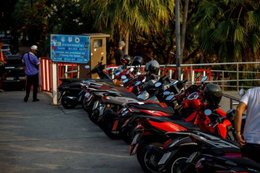 pattaya, Tayland. 03.22.2025.Gün batımında Pattaya sokaklarından biri