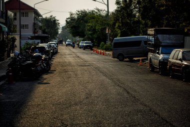 pattaya, Tayland. 03.22.2025.Gün batımında Pattaya sokaklarından biri